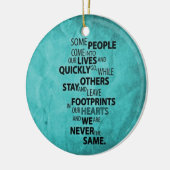 BLAUWGROEN SOMMIGE MENSEN VERLATEN VOETPRINES OP U KERAMISCH ORNAMENT (Links)