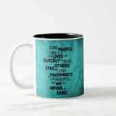 BLAUWGROEN SOMMIGE MENSEN VERLATEN VOETPRINES OP U TWEEKLEURIGE KOFFIEMOK (Links)