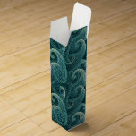 Blauwgroen tijdloos Paisley-patroon Wijn<br><div class="desc">Een prachtig paisleymotief dat hier in blauwgroen tinten wordt getoond, is een veelzijdige keuze uit een wijngeschenkdoos voor alle gelegenheden. Gebruik voor bruiloften, verjaardagen, jubilea, of gewoon omdat. Het paisley-ontwerp vindt zijn oorsprong in Perzië en de Sassaniden-dynastie, een periode die teruggaat tot ongeveer 221AD. Zijn kenmerkende vorm, die afwisselend werd...</div>
