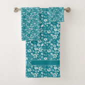 Blauwgroen Turquoise Blue Floral Pattern Monogram Bad Handdoek (Insitu)