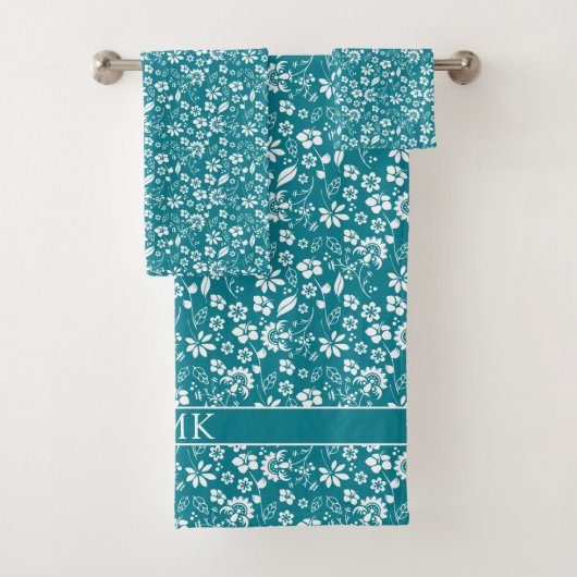 Blauwgroen Turquoise Blue Floral Pattern Monogram Bad Handdoek (Insitu)