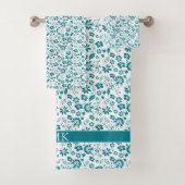  Blauwgroen Turquoise Blue Floral Pattern Monogram Bad Handdoek (Insitu)