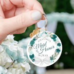 Blauwgroen Turquoise Floral Wreath Maid of Honor W Sleutelhanger<br><div class="desc">Deze sleutelhanger is ontworpen als een dankbetuiging voor de Maid of Honor op je bruiloft. Het elegante boho-schitterende ontwerp is een roesterig handbeschilderd ontwerp van de waterverf met een breed scala aan rozen en bloemen in tinten van blauwgroen, turquoise, aqua en cyaan. De tekst wordt geschreven in elegante manuscriptbrieven, en...</div>