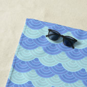 Blauwgroen Turquoise Royal Blue Scalloped Waves Strandlaken (In situ)