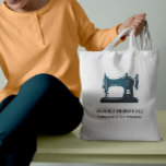Blauwgroen Vintage naaddruk naaimachine Tote Bag<br><div class="desc">Een elegante budgettas voor kleermakers,  naadloze kleermakers,  mode ontwerpers en nog veel meer met een  illustratie van de naaimachine in een blauwgroen pauw-blauwe kleur met twee regels aangepaste tekst in wit. De kleur van de naaimachine is bewerkbaar.</div>