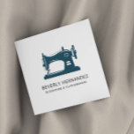 Blauwgroen Vintage naaddruk naaimachine Vierkante Visitekaartje<br><div class="desc">Elegante visitekaartjes voor kleermakers,  naadloze kleermakers,  mode ontwerpers,  stylists en nog veel meer met een  illustratie van naaimachines in blauwgroen kleur met twee regels aangepaste tekst in wit. Pas de achterzijde aan met uw volledige contactgegevens De kleur van de naaimachine kan worden bewerkt.</div>
