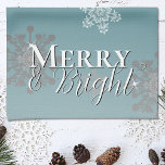 Blauwgroen vrolijke en heldere sneeuwvlokken kerst theedoek<br><div class="desc">Voeg dit vakantieseizoen een charmant tintje toe aan uw keuken met een Blauwgroen Merry and Bright Snowflakes Christmas Holiday Kitchen-handdoek. Keuken handdoek ontwerp is voorzien van vallende sneeuwvlokken met de begroeting Merry en Bright in een modern lettertype en een zachte witte overlay. Extra cadeau- en vakantieartikelen zijn ook beschikbaar met...</div>