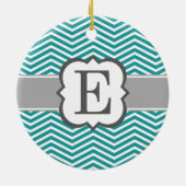 Blauwgroen wit monogram letter E Chevron Keramisch Ornament (Achterkant)
