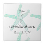 Blauwgroen zeester 25e bruiloft Jubileum aangepast Tegeltje<br><div class="desc">Gedrukt met mooi afbeelding van zeesterrenpatronen in blauwgroen witte achtergrond met aangepaste naam,  datum sjabloon,  is dit ideaal voor huwelijksverjaardagscadeaus of kuststrand thema home decor en strandhuisdecoraties.</div>