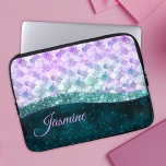 Blauwgroen zilverappelmolen laptop sleeve<br><div class="desc">, elegante, girale huidplooi, aantrekkelijk faux glitter in blauwgroen turquoise paars Silver tot creëer een speciale, stijlvolle laptophoes. Voeg wat stijl aan uw kantoor, bureau, of persoonlijke ruimte met een Chic en stijlvolle douanenaam en de laptop van het monogram laptop van de laptop toe. personaliseer het met een manuscriptnaam en...</div>