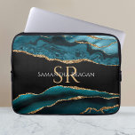 Blauwgroen zwart-goudgeweer, DIY-naam & Monogram V Laptop Sleeve<br><div class="desc">Een rendabel ontwerp van Blauwgroen,  zwart en goudgrijs. Pas jouw naam,  initialen of boodschap aan in gouden en witte tekst. Versie 2.</div>