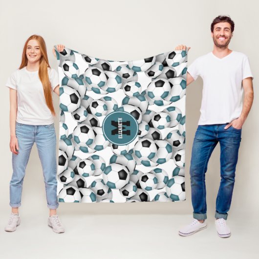 blauwgroen zwart voetballen patroon monogram fleece deken (In situ)