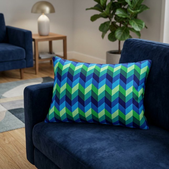 Blauwgroene Ombre Chevrons Accentkussen Accent Kussen (Blue Green Ombre Chevrons Accent Pillow on a blue sofa in a modern style living room.)
