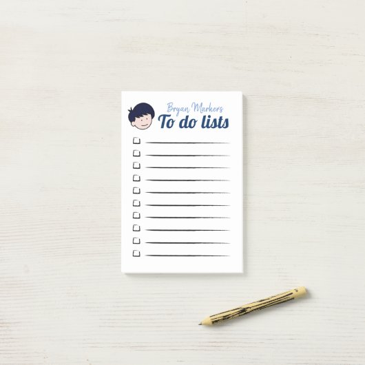 Blauwharige jongen om lijsten te maken post-it® notes (Op bureau)