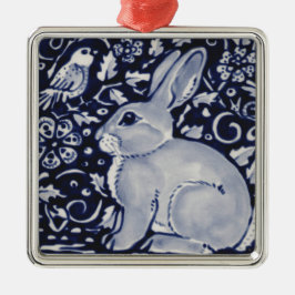 Blauwkonijn en wit konijn met vogeltegel metalen ornament