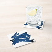 Blauwkonijnenkonijn met een oud dierlijk patroon  kartonnen onderzetters (Insitu)