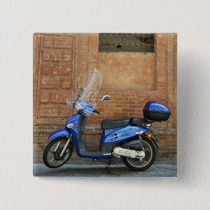 Blauwmotorscooter door rode muur, Siena, Italië Vierkante Button 5,1 Cm