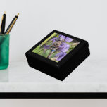Blauwogige darner libel op bloem cadeaudoosje<br><div class="desc">Voor libellen en natuur fans! Houten geschenkdoos met tegel-inzetstuk voor kleine snuisterijen en sieraden met het foto-afbeelding van een kleurrijke Blue-Eyed Darner libel die rust op paarse Aconietbloemen. Selecteer de stijl en grootte van uw geschenkdoos.</div>