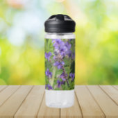 Blauwogige darner libel op bloem waterfles