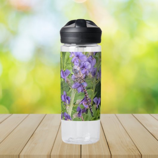 Blauwogige darner libel op bloem waterfles