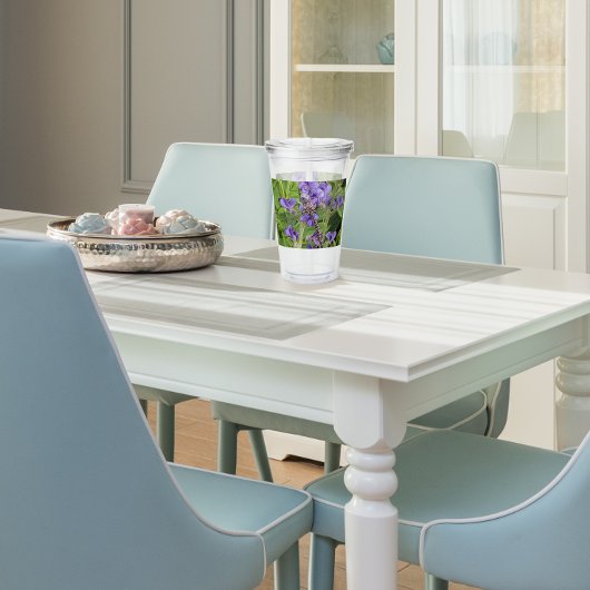 Blauwogige darner libel op paarse bloemen acryl drinkbeker