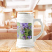 Blauwogige darner libel op paarse bloemen bierpul