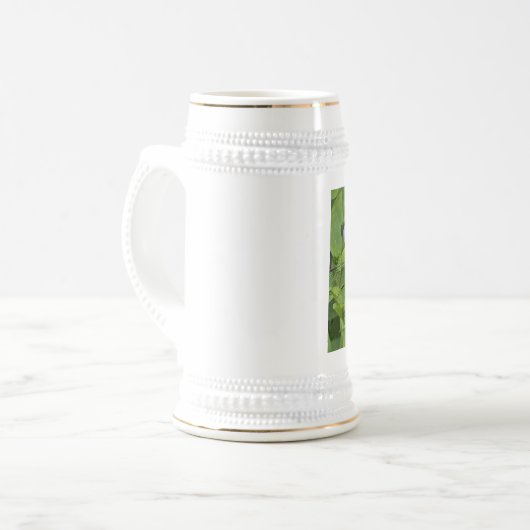 Blauwogige darner libel op paarse bloemen bierpul (Voorkant links)