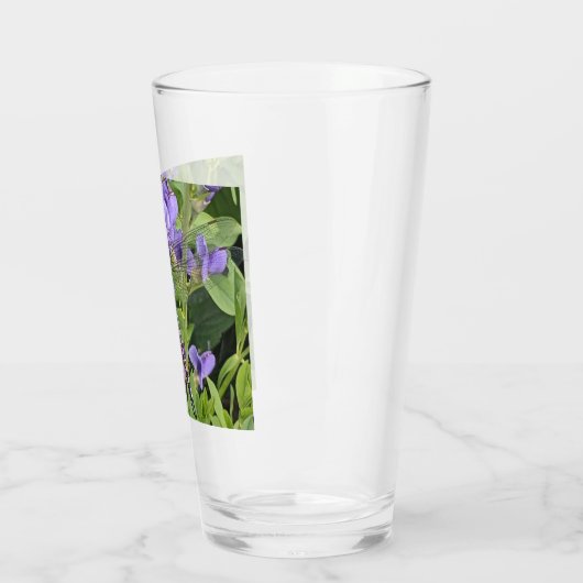 Blauwogige darner libel op paarse bloemen glas (Links)