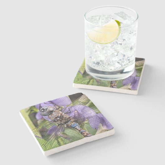 Blauwogige darner libel op paarse bloemen stenen onderzetter (Zijkant)