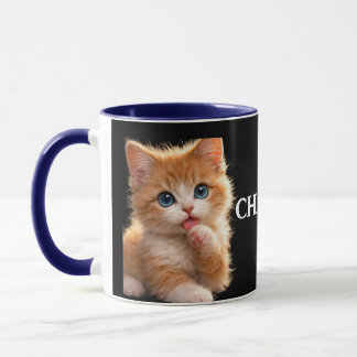 Blauwogige kitten die zijn poot likt mok