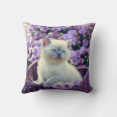 Blauwogige kittenkat in mand met Lila bloemen Kussen (Achterkant)