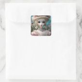 Blauwogige  pop, vierkante sticker (Tas)