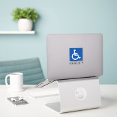 Blauwrolstoelgehandicaptenteken vinyl sticker (Laptop op bureau)