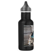 Blauwvintonijn op de haven en aan de touw waterfles  (Links)