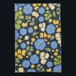 Blauwvogels en bloemen kunst theedoek<br><div class="desc">Dit  lentebloemmotief heeft blauwe zebra-sleutelbloembloemen,  bladelementen en groene varenbladeren,  samen met twee vliegende blauwvogels. Hand getekend,  origineel kunstwerk.</div>