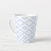 Bleek blauw en wit diamantpatroon latte mok (Linkerhoek)