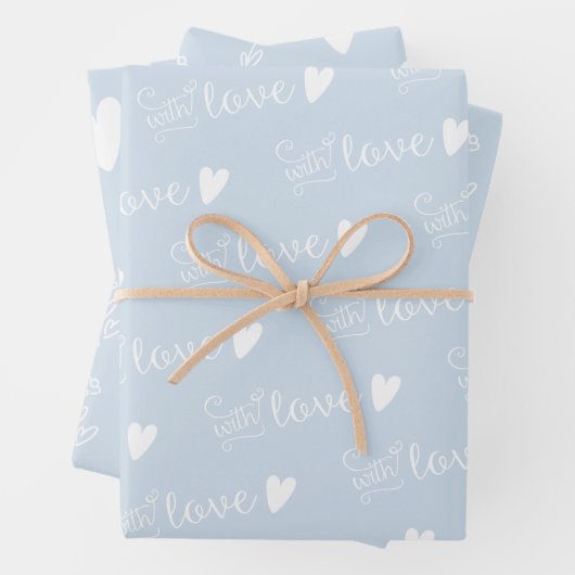 Bleek blauw gevleid met liefde inpakpapier vel (In situ)