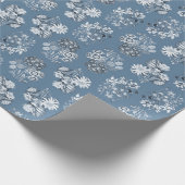 Bleek Blauw Monochroom Bloemen Wrapping Papier (Hoek)