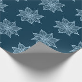 Bleek blauw op Pruissiaanse blauw ketchy-bloemen Cadeaupapier (Hoek)