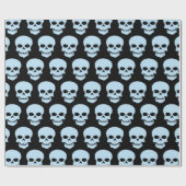 Bleek blauw op zwarte schedels cadeaupapier (Vlak)