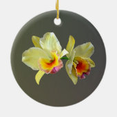 Bleek Geel Cattleya Orchids Keramisch Ornament (Achterkant)