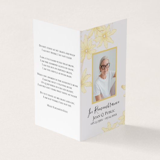 Bleek geel Daisy Flowers Begrafenisgebed gevouwen Visitekaartje (Buitenkant)