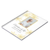 Bleek geel Daisy Flowers Viering van het Leven Notitieboek (Linkerzijde)