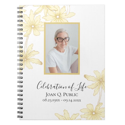 Bleek geel Daisy Flowers Viering van het Leven Notitieboek (Voorkant)