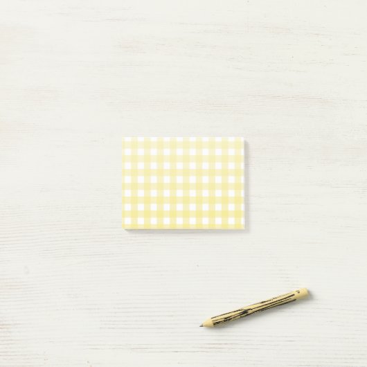 Bleek gele en witte gingham post-it® notes (Op bureau)