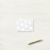 Bleek grijs geometrisch patroon post-it® notes (Op bureau)