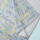 Bleek grijze vlootswand met herhaalde naam fleece deken