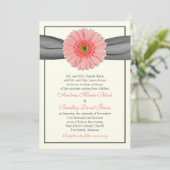 Bleek koraal Gerbera Gray Ribbon Wedding Invitatio Kaart (Staand voorkant)