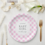 Bleek roze gingham plaid lief baby meisje papieren bordje<br><div class="desc">Een charmant detail voor elk baby shower,  deze aangepaste papieren borden hebben een zoet blush roze en wit gingham plaid patroon en gemakkelijk te personaliseren tekst voor een feestdetail dat de charme van country cottage affaire heeft.</div>