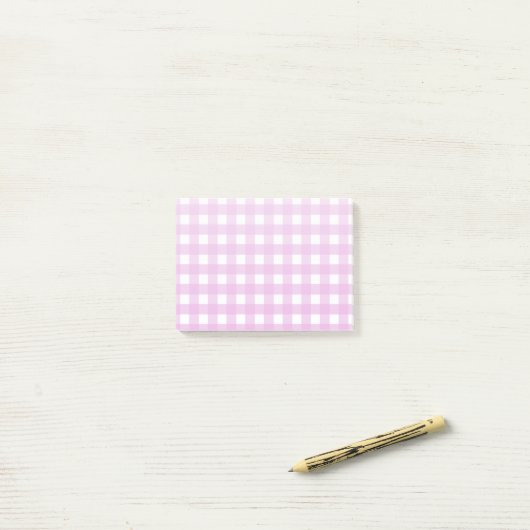 Bleek roze gingham post-it® notes (Op bureau)